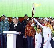Rusijos prezidentui Vladimirui Putinui atne&scaron;ama Olimpinė ugnis.