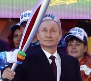 Rusijos prezidentas Vladimiras Putinas laiko Sočio olimpinių žaidynių deglą.