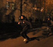 Protestuotojas bėga nuo plocininko