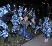 Rusijos policininkai sulaikė protestuotoją.