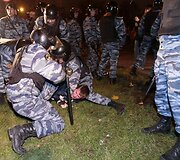 Rusijos policininkai sulaikė protestuotoją