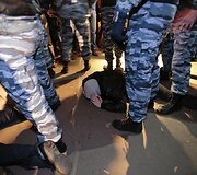 Rusijos policininkai sulaikė protestuotojus.