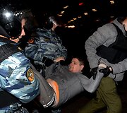 Ne&scaron;amas suslaikytas protestuotojas