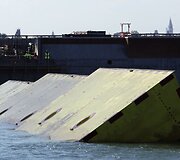 Jūros bangas stabdantys mobilūs vartai 