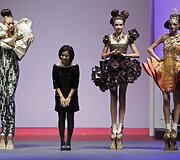 Kinijos dizainerė Guo Pei (antra i&scaron; kairės)