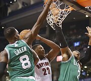 Rudy Gay (centre)