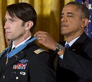 JAV prezidentas Barackas Oabama kabina &bdquo;Garbės medalį&ldquo; Williamui Swensonui