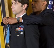 JAV prezidentas Barackas Oabama kabina &bdquo;Garbės medalį&ldquo; Williamui Swensonui
