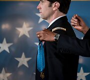 JAV prezidentas Barackas Oabama kabina &bdquo;Garbės medalį&ldquo; Williamui Swensonui