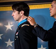 JAV prezidentas Barackas Oabama kabina &bdquo;Garbės medalį&ldquo; Williamui Swensonui