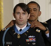 JAV prezidentas Barackas Oabama kabina &bdquo;Garbės medalį&ldquo; Williamui Swensonui