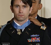 JAV prezidentas Barackas Oabama kabina &bdquo;Garbės medalį&ldquo; Williamui Swensonui