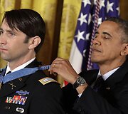 JAV prezidentas Barackas Oabama kabina &bdquo;Garbės medalį&ldquo; Williamui Swensonui