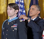 JAV prezidentas Barackas Oabama kabina &bdquo;Garbės medalį&ldquo; Williamui Swensonui
