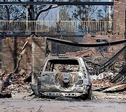 Australijoje sudegęs namas ir automobilis