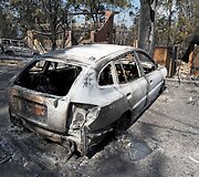 Australijoje sudegęs namas ir automobiliai