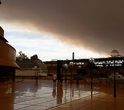 Krūmynų gaisrų sukelti dūmų debesys vir&scaron; Sidnėjaus