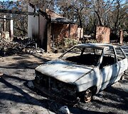 Sudegęs namas ir automobilis 