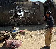 Pakistane bombos sprogimas nuo bėgių nuvertė keleivinį traukinį.