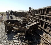Pakistane bombos sprogimas nuo bėgių nuvertė keleivinį traukinį.