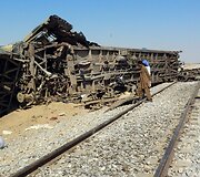 Pakistane bombos sprogimas nuo bėgių nuvertė keleivinį traukinį.