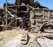 Pakistane bombos sprogimas nuo bėgių nuvertė keleivinį traukinį.