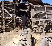 Pakistane bombos sprogimas nuo bėgių nuvertė keleivinį traukinį.