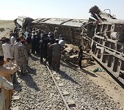 Pakistane bombos sprogimas nuo bėgių nuvertė keleivinį traukinį.