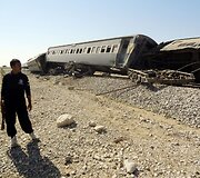 Pakistane bombos sprogimas nuo bėgių nuvertė keleivinį traukinį.