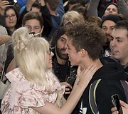 Lady Gaga prie gerbėjų