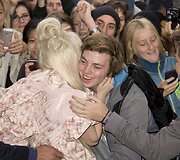 Gerbėja apsikabinusi Lady Gaga 