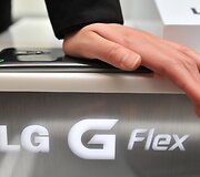 Demonstruojmas LG &bdquo;G Flex&ldquo; i&scaron;maniojo telefono tvirtumas