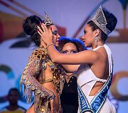 Leticia Martins Guimaraes (kairėje) ir 2013 Sambos karnavalo karalienė Evelyn da Silva