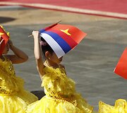 Mergaitės su Rusijos ir Vietnamo vėliavomis