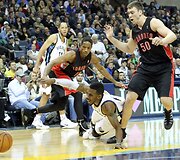 Mike'as Conley (apačioje), Demaras DeRozanas ir Tyleris Hansbroughas kovoja dėl kamuolio