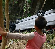 Apsivertęs Kinijos turistus vežęs autobusas