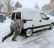 Vyras stumia automobilį.
