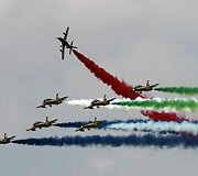 JAE oro akrobatų pasirodymas