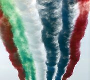 JAE oro pajėgų akrobatų lydimas &bdquo;Airbus A380&ldquo; lėktuvas