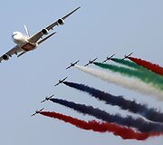 JAE oro pajėgų akrobatų lydimas &bdquo;Airbus A380&ldquo; lėktuvas