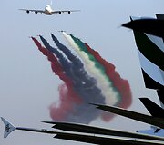 JAE oro pajėgų akrobatų lydimas &bdquo;Airbus A380&ldquo; lėktuvas
