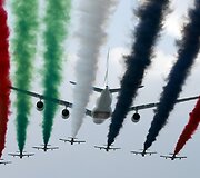JAE oro pajėgų akrobatų lydimas &bdquo;Airbus A380&ldquo; lėktuvas