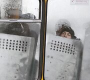 Ukrainos ministrų kabineto nariai autobuse sėdi už apsauginių skydų.