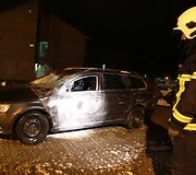 Krentančios namo stogo dalys apgadino automobilį.