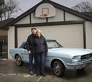 Pirmojo 1964-ųjų &bdquo;Ford Mustang&ldquo; pirkėja Gail Wise su savo vyru prie renovuoto automobilio