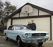 Pirmojo 1964-ųjų &bdquo;Ford Mustang&ldquo; pirkėja Gail Wise su savo vyru prie renovuoto automobilio
