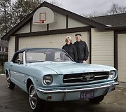 Pirmojo 1964-ųjų &bdquo;Ford Mustang&ldquo; pirkėja Gail Wise su savo vyru prie renovuoto automobilio
