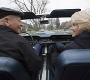 Pirmojo 1964-ųjų &bdquo;Ford Mustang&ldquo; pirkėja Gail Wise su savo vyru Tomu