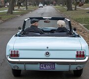 Pirmojo 1964-ųjų &bdquo;Ford Mustang&ldquo; pirkėja Gail Wise su savo vyru Tomu
