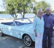 Pirmojo 1964-ųjų &bdquo;Ford Mustang&ldquo; pirkėja Gail Wise su savo vyru prie renovuoto automobilio
